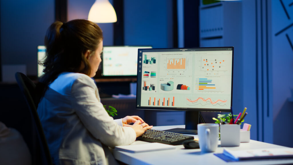 Profissional analisando processos de suporte TOTVS Protheus em ambiente corporativo