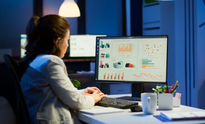 Profissional analisando processos de suporte TOTVS Protheus em ambiente corporativo