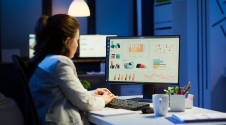 Profissional analisando processos de suporte TOTVS Protheus em ambiente corporativo